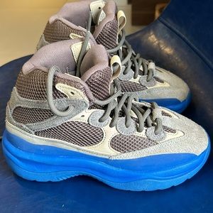Boys adidas Yeezy Desert Boots in Toupe Blue size 4.5 US